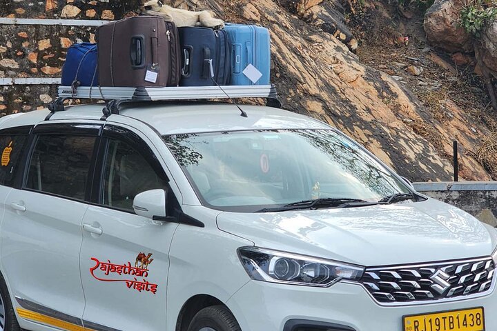 Chauffeur-driven Rajasthan taxi carrying luggage for your Rajasthan journey